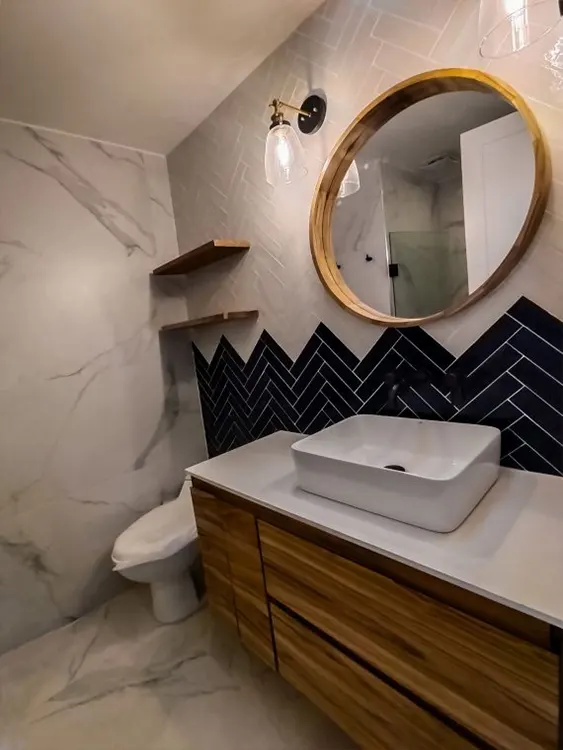 diseño baño social con madera teca y paredes con brick de dos colores