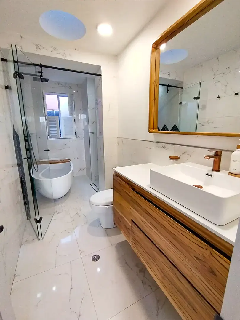 diseño y remodelación de baño con muebles en teca en Bogotá